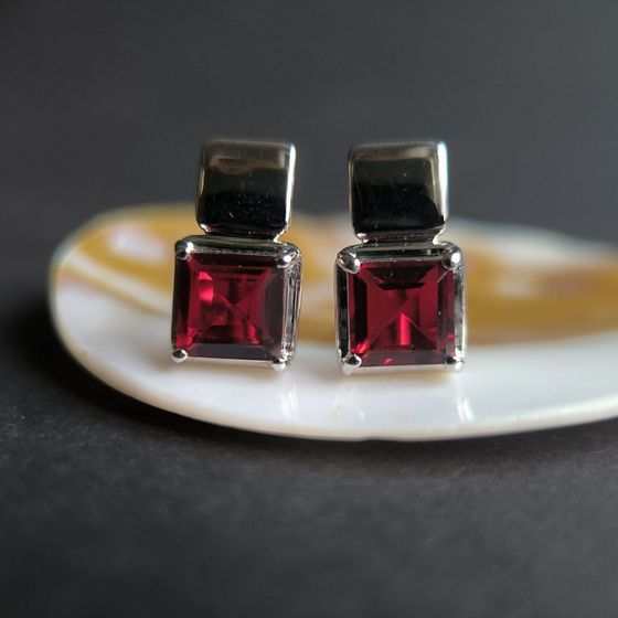 Серебряные серьги с гранатом nano 4.117ct