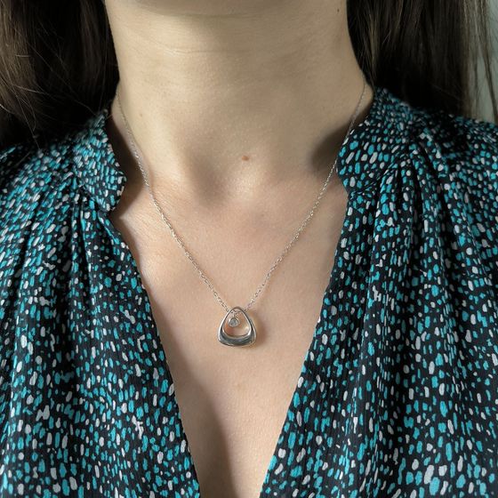 Серебряное колье с фианитами