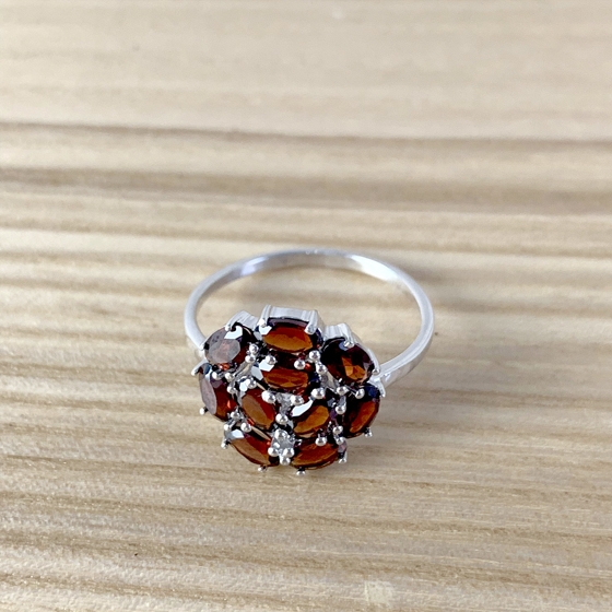 Серебряное кольцо с гранатом 2.992ct