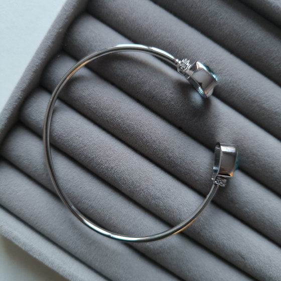 Серебряный браслет с топазом 9.716ct, фианитами