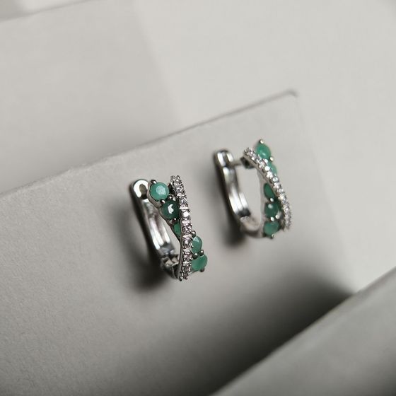 Серебряные серьги с изумрудом, фианитами