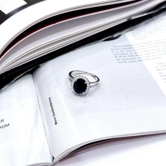 Серебряное кольцо с сапфиром, фианитами