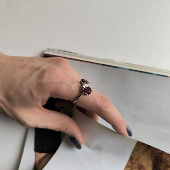 Серебряное кольцо с гранатом