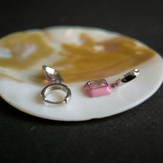 Серебряные серьги с фианитами, емаллю