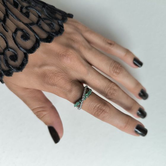 Серебряное кольцо с изумрудом, фианитами