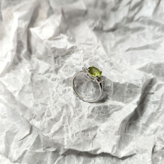 Серебряное кольцо с хризолітом 1.967ct, фианитами