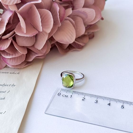 Серебряное кольцо с хризолітом 6.11ct