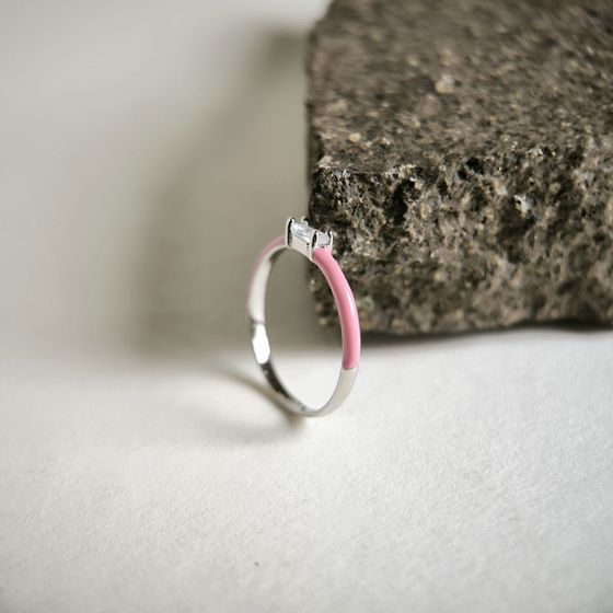 Серебряное кольцо с фианитами, емаллю