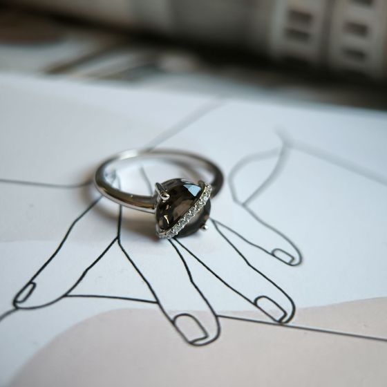 Серебряное кольцо с раухтопазом (дымчатым кварцем) 1.841ct, фианитами