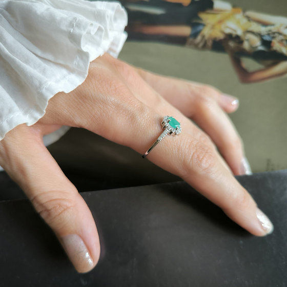 Серебряное кольцо с изумрудом 0.975ct, фианитами