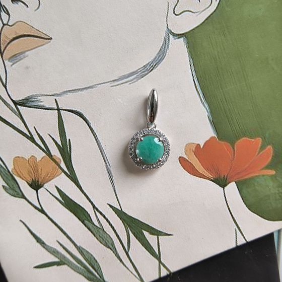 Серебряная подвеска с изумрудом, фианитами