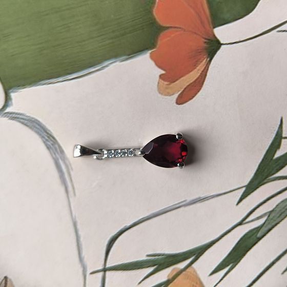 Серебряная подвеска с гранатом