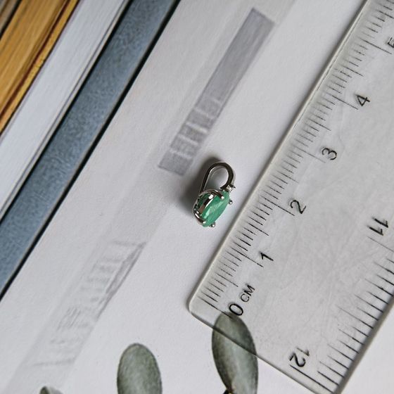 Серебряная подвеска с изумрудом, фианитами