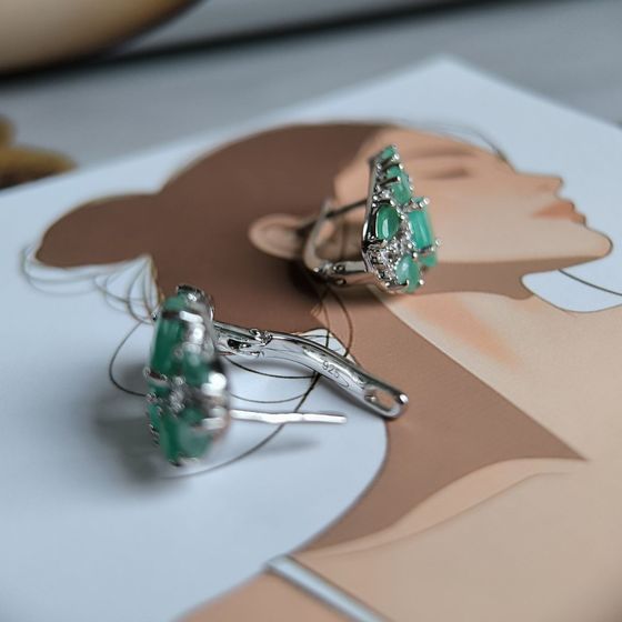 Серебряные серьги с изумрудом, фианитами