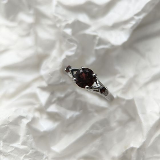 Серебряное кольцо с гранатом 1.075ct