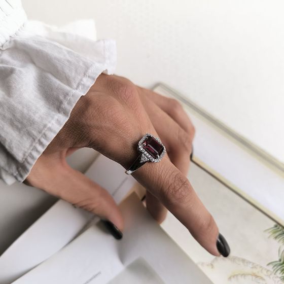 Серебряное кольцо с гранатом nano 2.582ct, фианитами