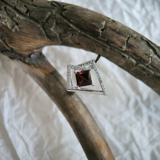 Серебряное кольцо с гранатом 1.555ct