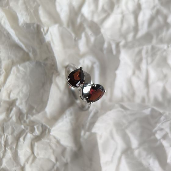 Серебряное кольцо с гранатом