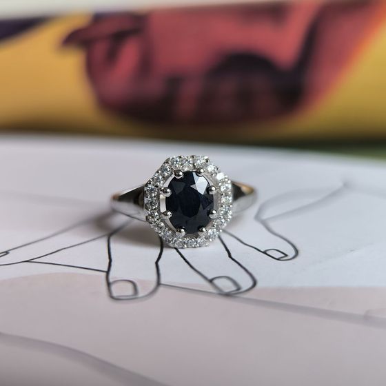 Серебряное кольцо с сапфиром 2.093ct, фианитами