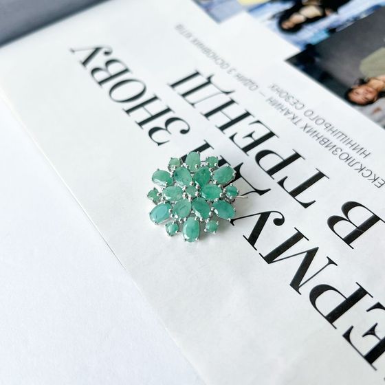 Серебряная брошка с изумрудом 5.885ct