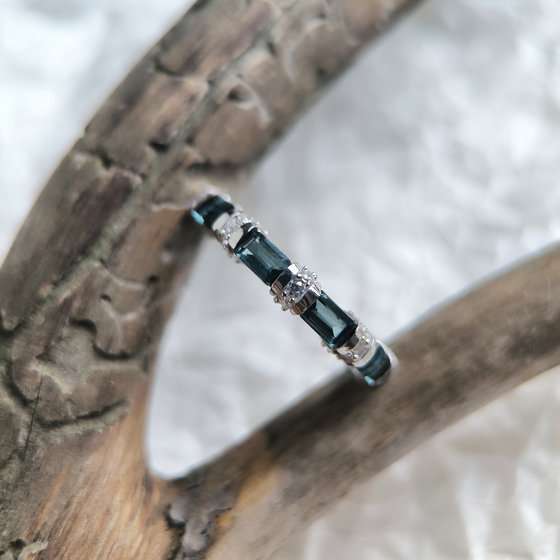 Серебряное кольцо с топазом Лондон Блю 1.71ct, фианитами