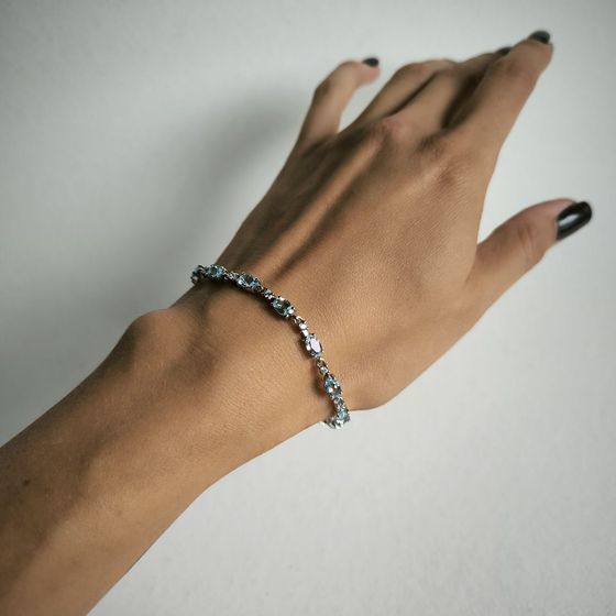 Серебряный браслет с топазом 7.775ct, фианитами