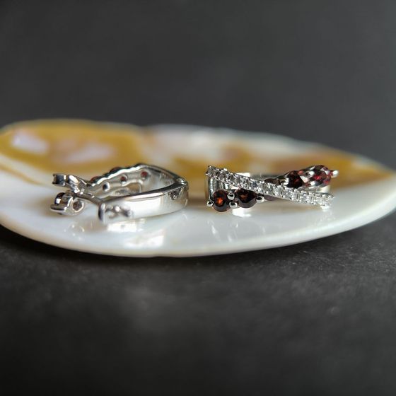 Серебряные серьги с гранатом 1.556ct, фианитами