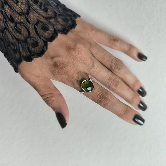 Серебряное кольцо с хризолітом