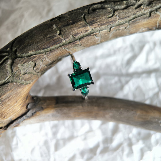 Серебряное кольцо с изумрудом nano 1.708ct