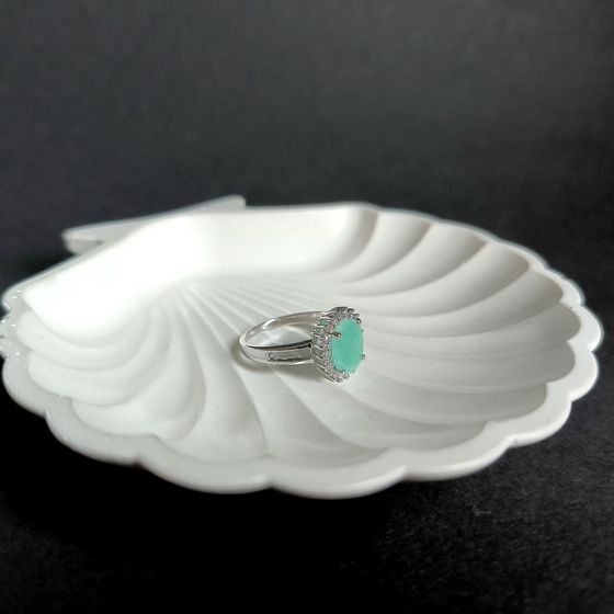 Серебряное кольцо с изумрудом, фианитами