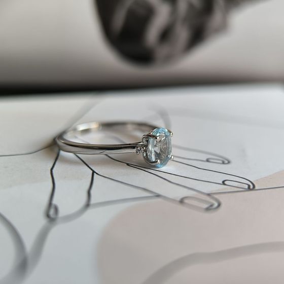 Серебряное кольцо с топазом 0.936ct, фианитами