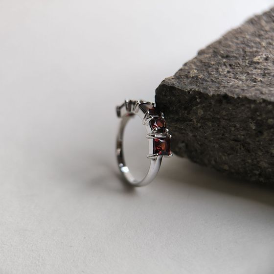 Серебряное кольцо с гранатом 1.969ct