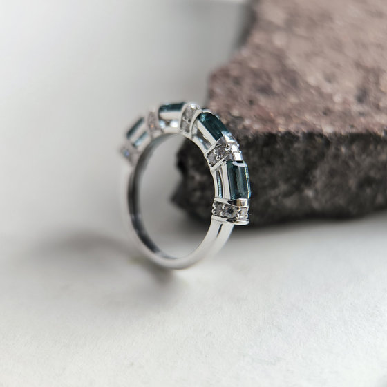 Серебряное кольцо с топазом Лондон Блю 1.71ct, фианитами