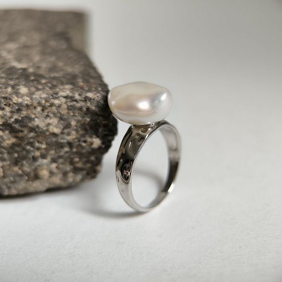 Серебряное кольцо с жемчугом барочным