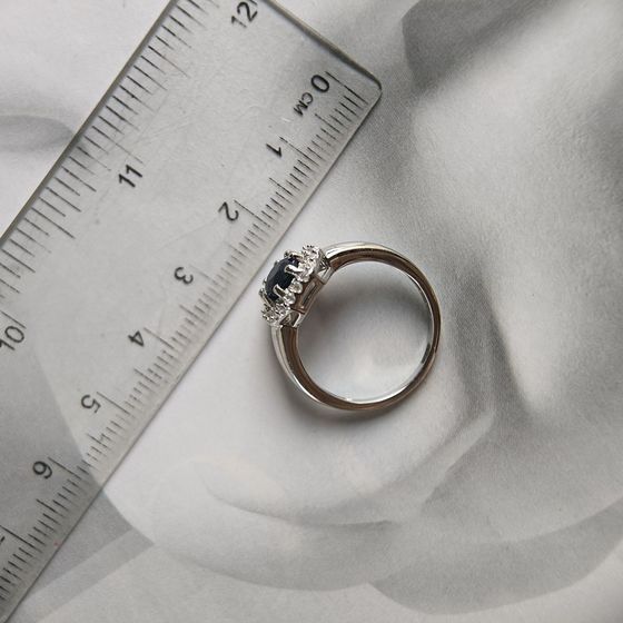 Серебряное кольцо с сапфиром 2.093ct, фианитами
