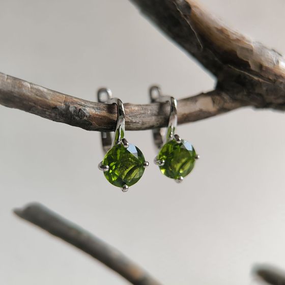 Серебряные серьги с хризолітом