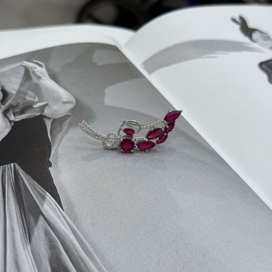 Серебряная брошка с рубином 2.281ct