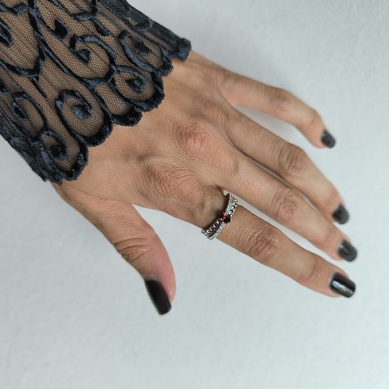 Серебряное кольцо с гранатом 0.643ct, фианитами