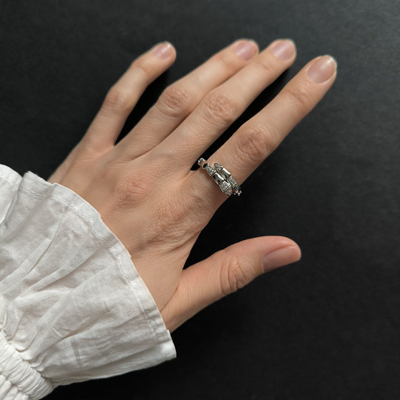 Серебряное кольцо с фианитами