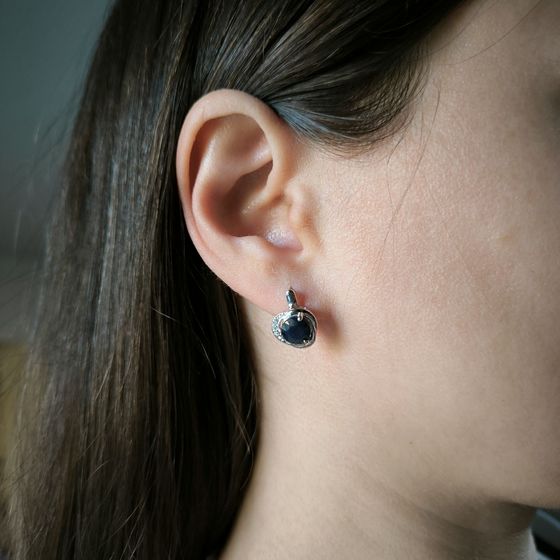 Серебряные серьги с сапфиром 3.565ct, фианитами