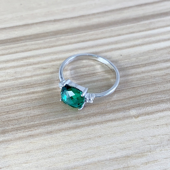 Серебряное кольцо с изумрудом nano