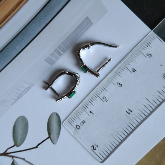 Серебряные серьги с изумрудом, фианитами