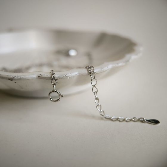 Серебряное колье с фианитами, перламутром