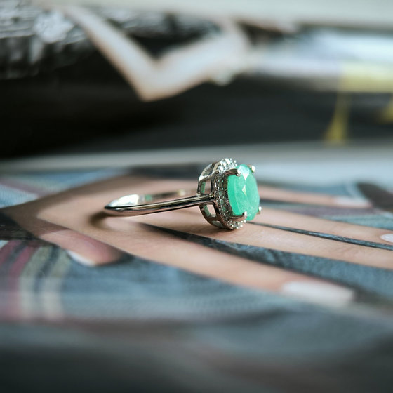 Серебряное кольцо с изумрудом 1.304ct