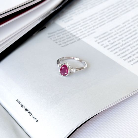 Серебряное кольцо с рубином 1.45ct, фианитами