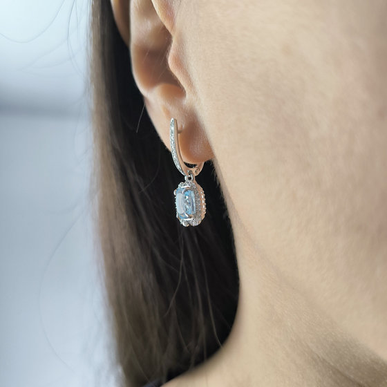 Серебряное кольцо с топазом 2.284ct, фианитами