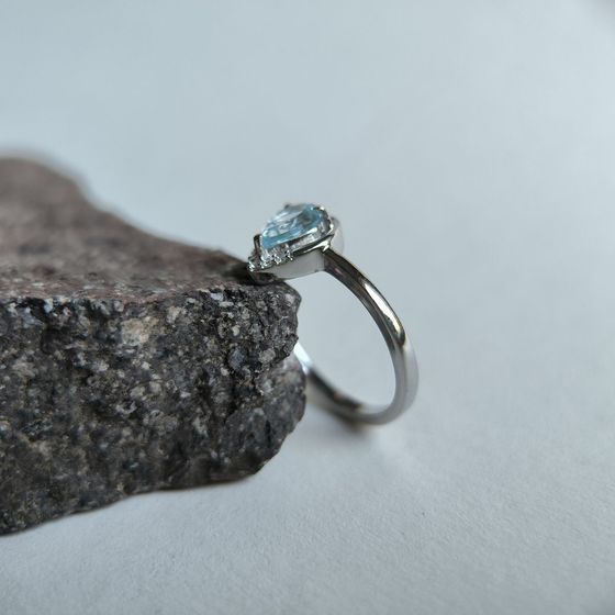 Серебряное кольцо с топазом 0.893ct, фианитами