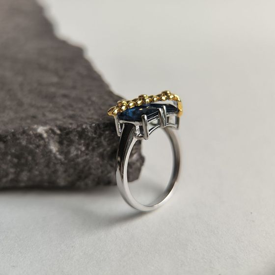 Серебряное кольцо с сапфиром nano 2.148ct, фианитами
