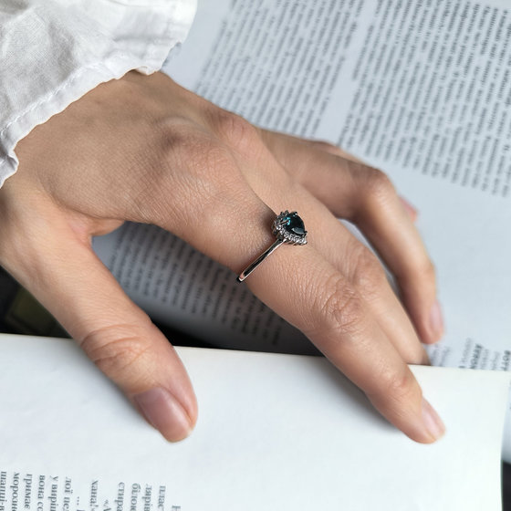 Серебряное кольцо с топазом Лондон Блю 0.949ct, фианитами
