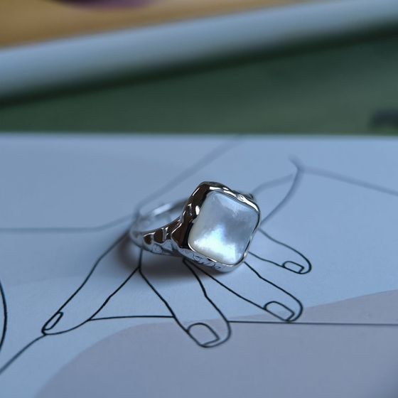 Серебряное кольцо с перламутром